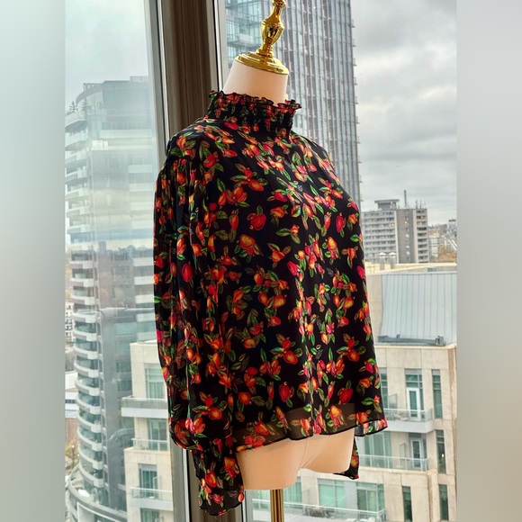 🆕 FARM Rio 🧿 NWOT Tropical Fruity & Floral Smocked Collar Blouse, Sz M - Picture 2 of 9